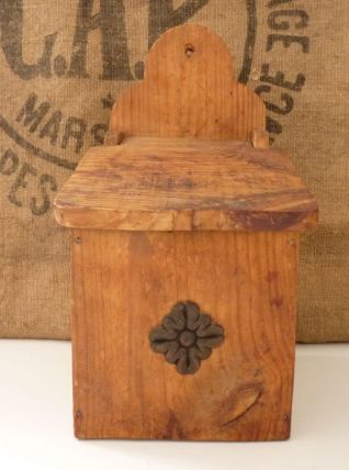 Grande boîte à sel ou à farine en bois, avec accroche murale