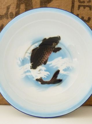 Grand saladier en métal émaillé, décor poisson