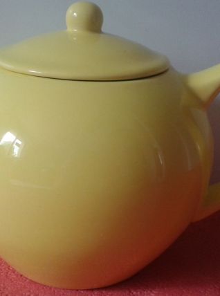 Théière en céramique jaune