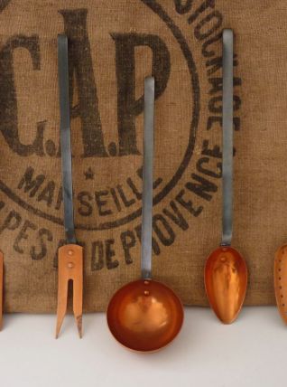 Très beau lot d'ustensiles en cuivre et manche en fer