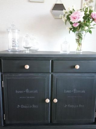 Buffet en pin noir relooké 