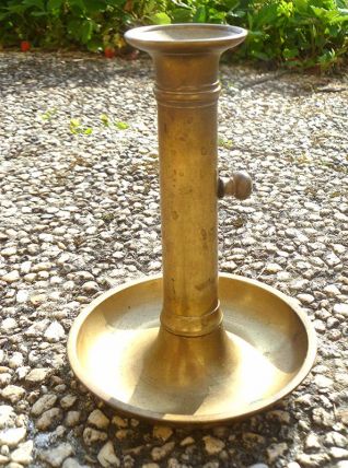 bougeoir  a poussoir  en laiton , vintage
