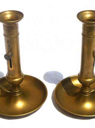 paire  de chandeliers a poussoirs ,laiton vintage