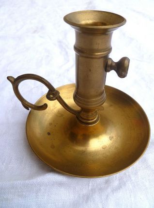 bougeoir ancien avec poussoir en laiton , vintage