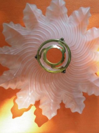 Abat jour ART NOUVEAU  en verre moulé et griffe en laiton