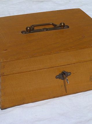boite , coffret  en  bois  avec  clée ,   vintage