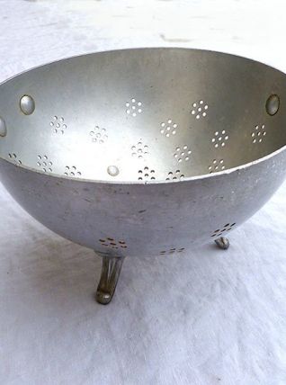 Passoire  en  aluminium  ,  vintage