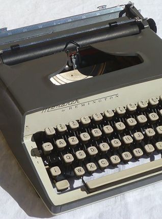 Machine a écrire  by Remington  monarch, vintage