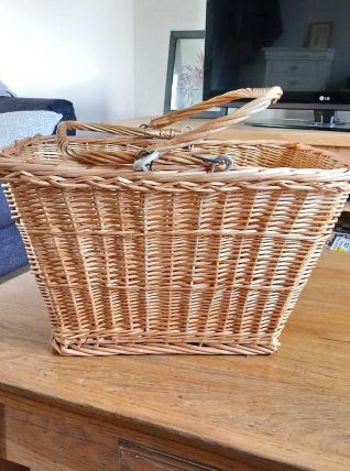 Panier en osier avec anses. 
