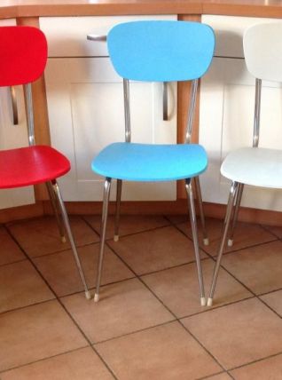 Suite de cinq chaises en bois peint et métal chromé vintage 