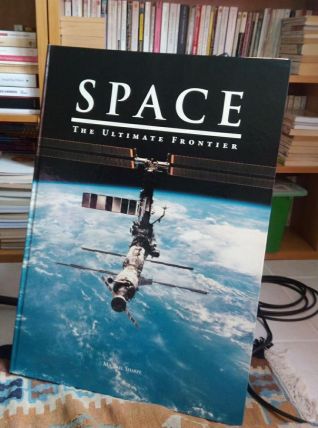 Très grand et beau livre sur la conquête spatiale