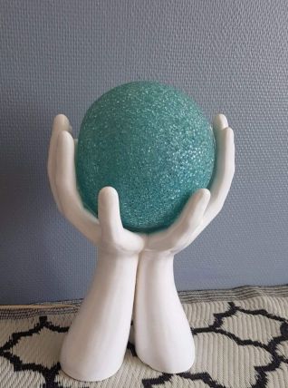 grande lampe mains céramique avec globe bleu en polymère 