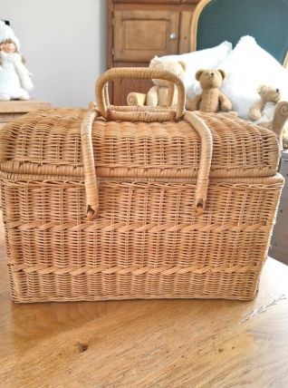 Joli vanity, valisette en osier. 