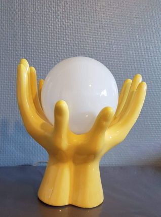 lampe mains en céramique jaune avec globe opaline blanche