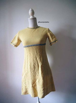 Mini robe babydoll en crochet jaune pastel Twiggy GoGo vinta