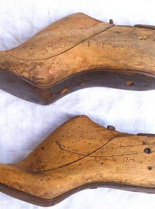 paire  d'embauchoirs anciens en  bois, vintage