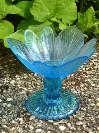 coupe  en  verre  bleu,  vintage