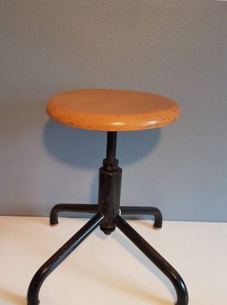 tabouret d'atelier en bois verni et structure métal noir 