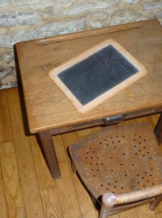 Bureau d'écolier avec sa chaise