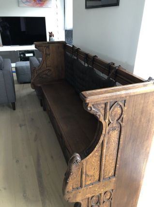 Banc de messe aménagé en coffre de rangement.