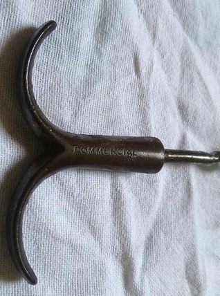 tire bouchon ancien en métal « Commercial »