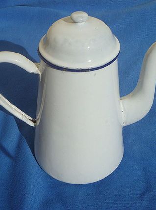 cafetiere blanche en acier émaillé, vintage