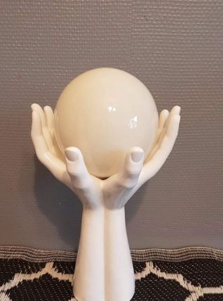 lampe main en céramique blanche et globe opaline