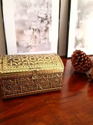 Jolie boîte en métal vintage "Victoria" 