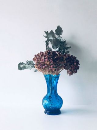 Vase bleu en verre moulé