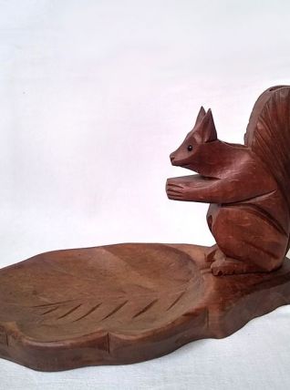 Plat en bois feuille et écureuil sculpté