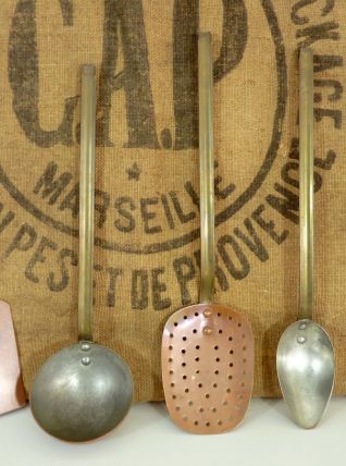 Très beau lot d'ustensiles en cuivre et manche en fer