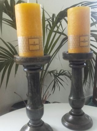 Paire de bougeoirs en bois patiné 