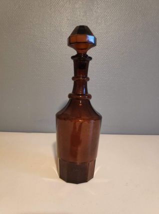 carafe marron en verre avec bouchon biseauté