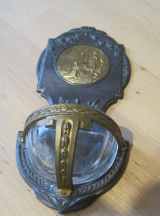 Joli bénitier en metal  ancien .    taille  17,50  cm 