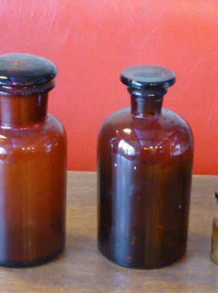 Trois flacons d 'apothicaire, pharmacie,verre ambré 1940