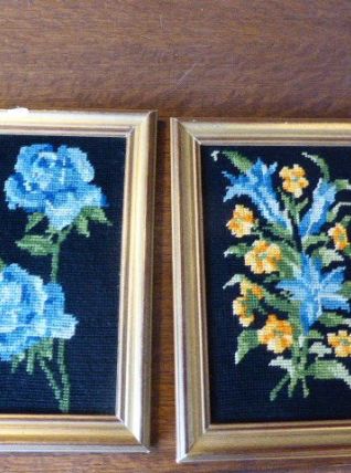 Lot de deux canevas, roses bleues et bouquet de fleurs