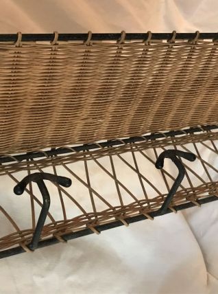 Porte-manteau en métal et rotin