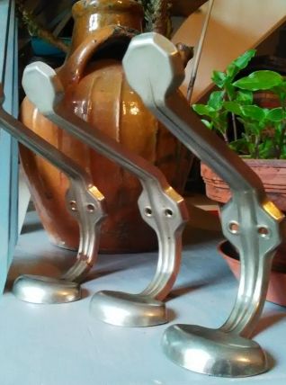 Trio de doubles patères anciennes en métal (école)