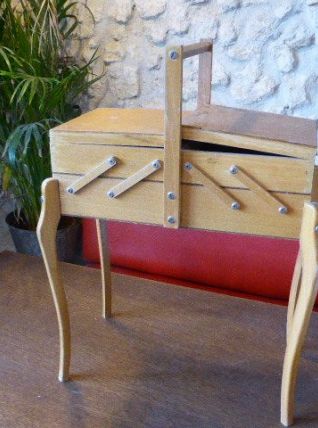 Boite a couture en bois clair, pieds galbés vintage 1960
