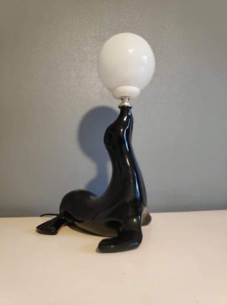 lampe otarie en céramique noire et globe opaline blanche