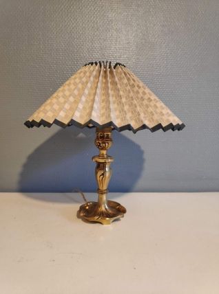 lampe avec pied en métal doré et abat-jour cartonné beige 