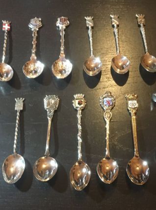 17 petites cuillères de collection 