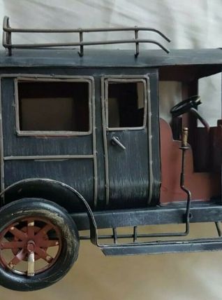 VOITURE EN TOLE 17 x 31 x 12 cm en TBE