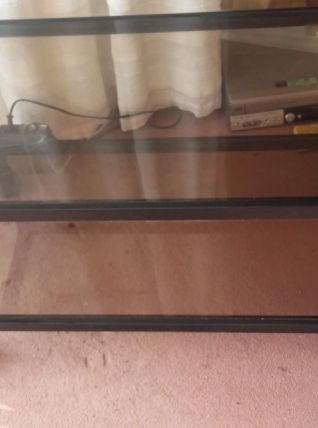 Meuble TV en verre sur roulettes