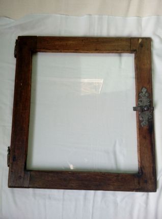 Porte vitrée en bois avec loquet en fer