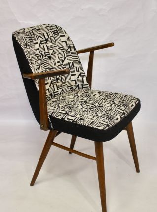 Chaise scandinave avec accoudoirs retapissée tissu jacquard 