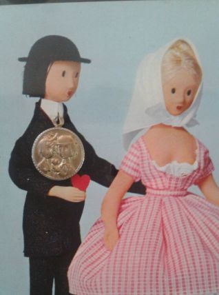 Médaillon et carte les amoureux de Peynet