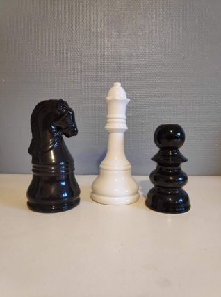 pièces d'échec pour décoration en céramique blanche ou noire
