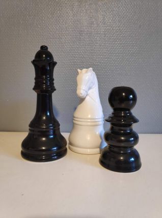 pièces d'échec pour décoration en céramique blanche ou noire