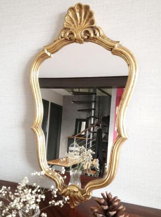 Miroir rocaille doré à la feuille d'or. 